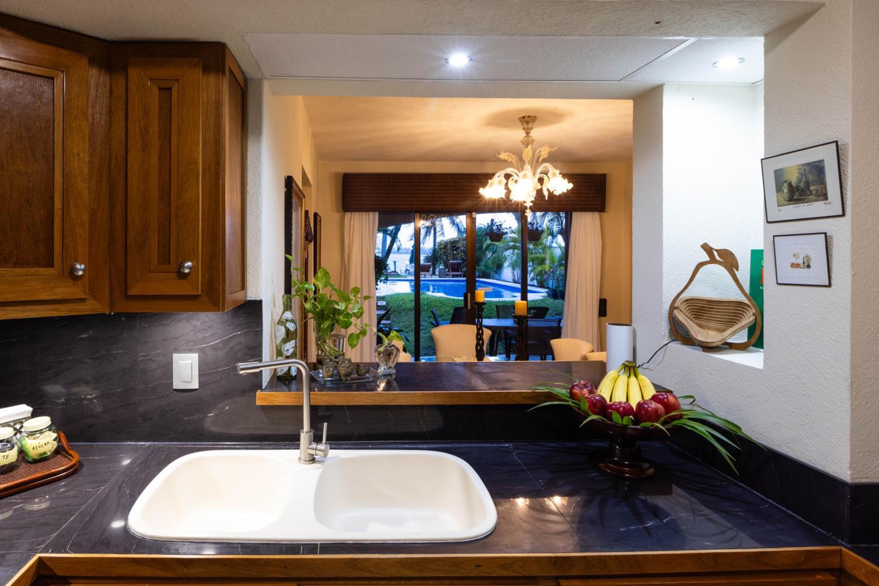 Magnifica Villa Palmeras luxurious 4 Br 6 Bds 4 Ba private pool lagoon front super fast Wifi — 21