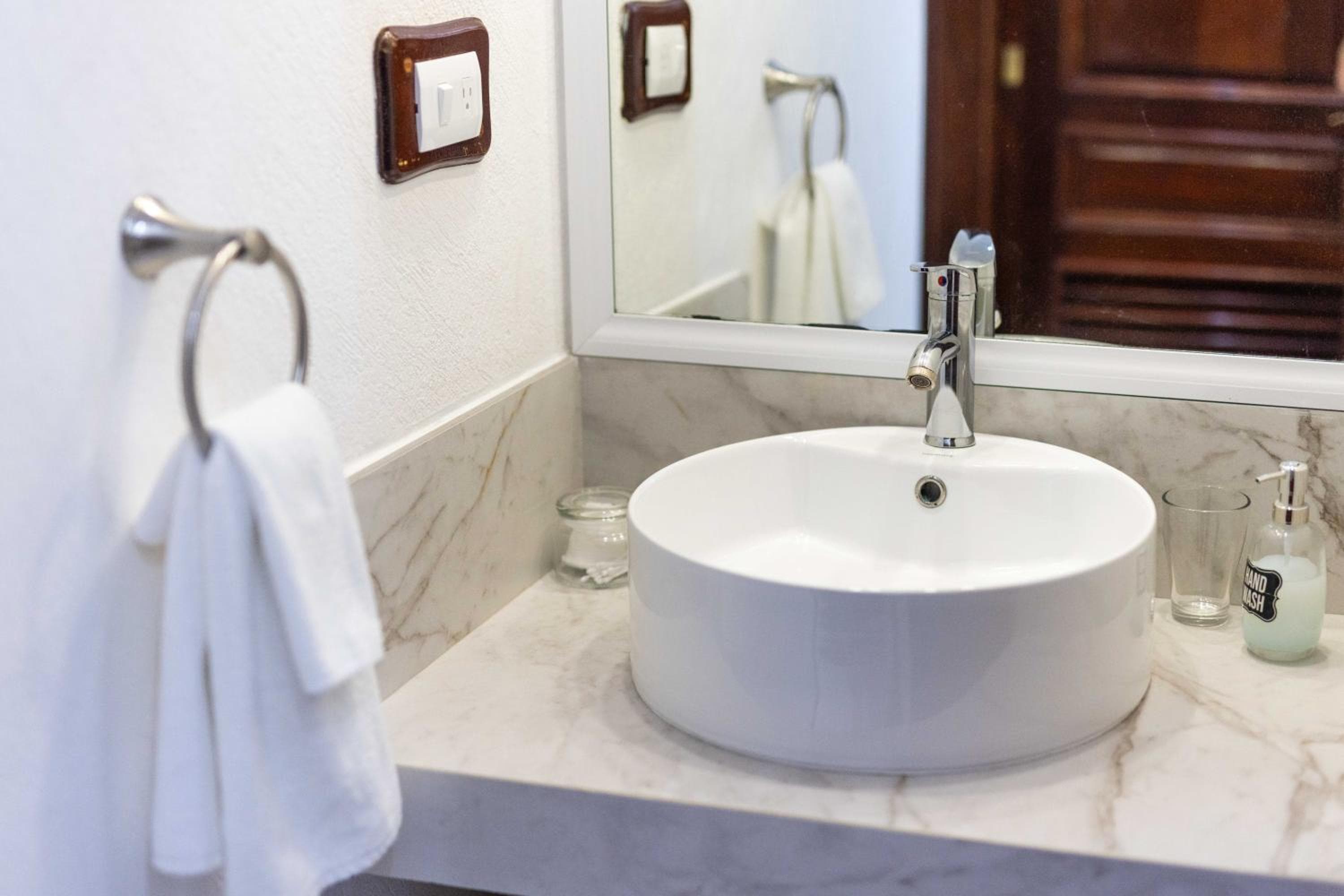 Magnifica Villa Palmeras luxurious 4 Br 6 Bds 4 Ba private pool lagoon front super fast Wifi — 27