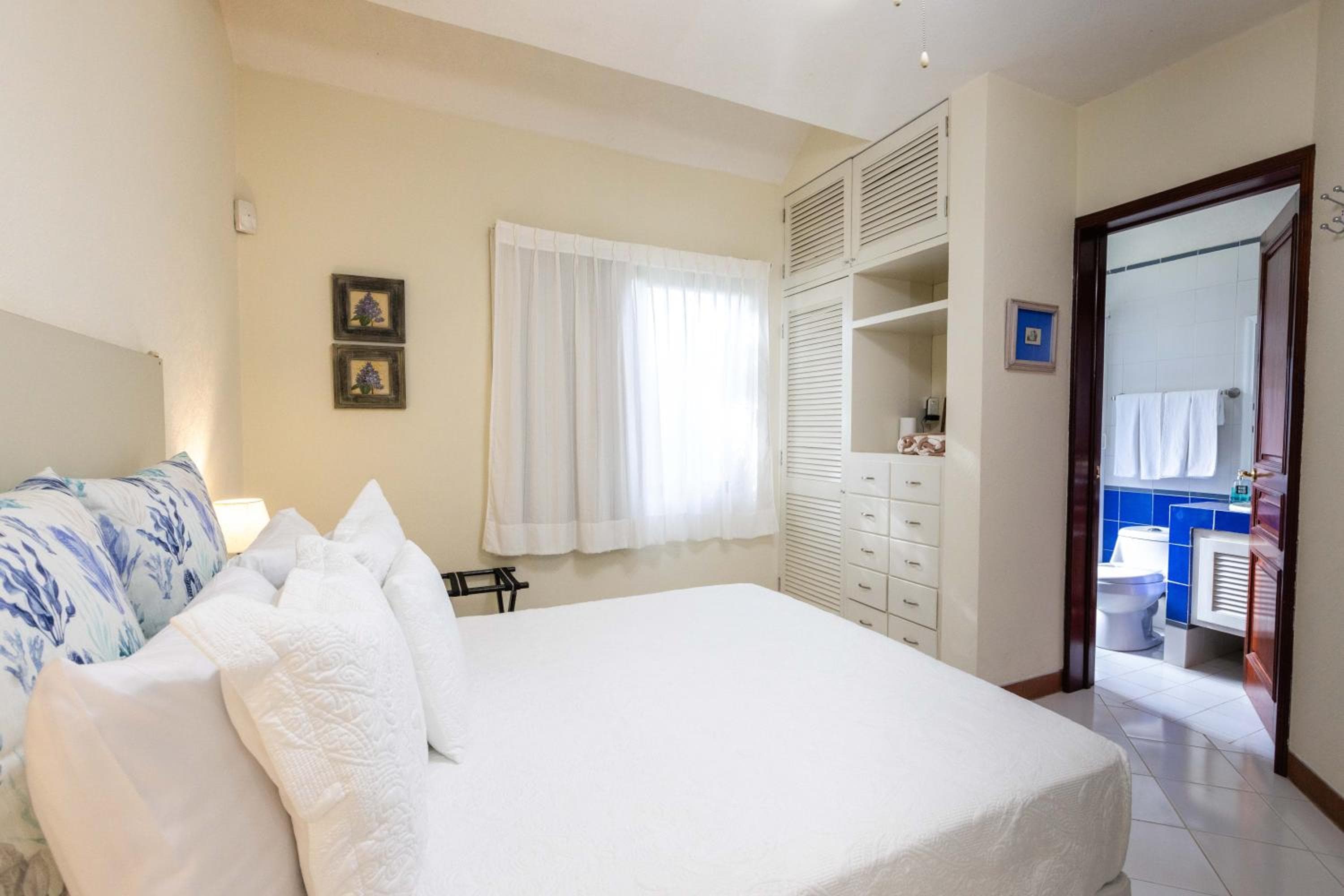 Magnifica Villa Palmeras luxurious 4 Br 6 Bds 4 Ba private pool lagoon front super fast Wifi — 25