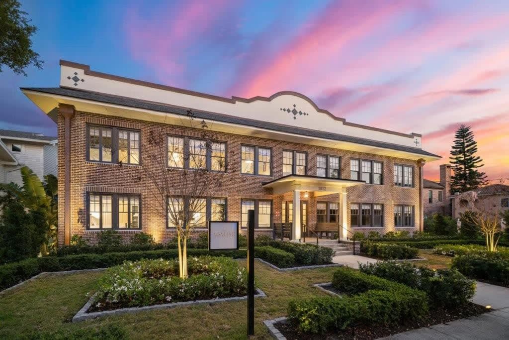 The Adaline Room #8 - Beautiful Hyde Park Apt, 2nd Floor, Steps to Bayshore — 1