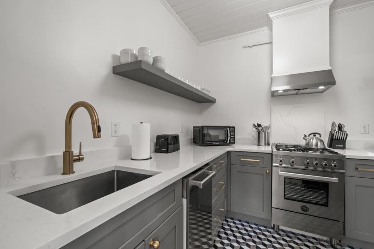 The Adaline Room #8 - Beautiful Hyde Park Apt, 2nd Floor, Steps to Bayshore — 3