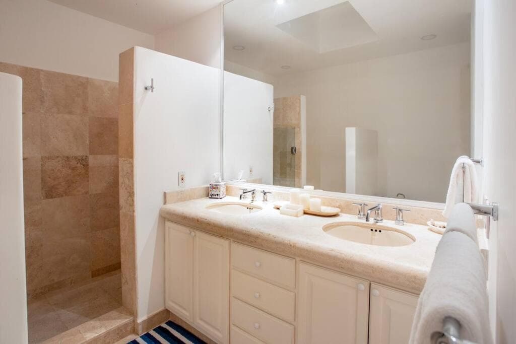 LA ROCA 8 min WALKING DISTANCE TO THE BEACH — 12