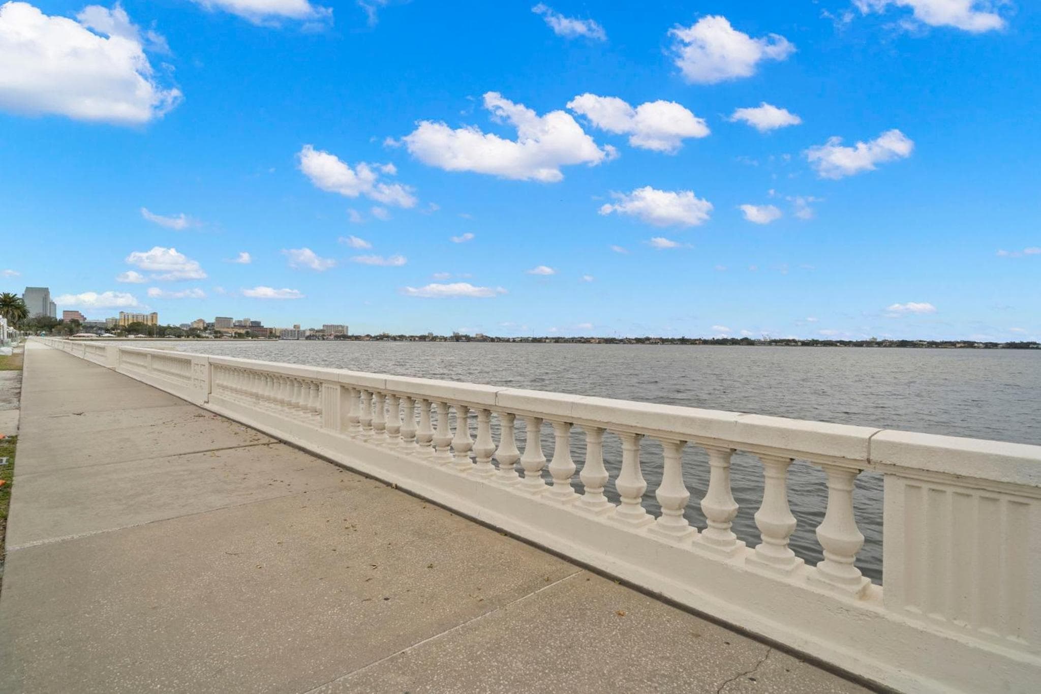 The Adaline Room #8 - Beautiful Hyde Park Apt, 2nd Floor, Steps to Bayshore — 24