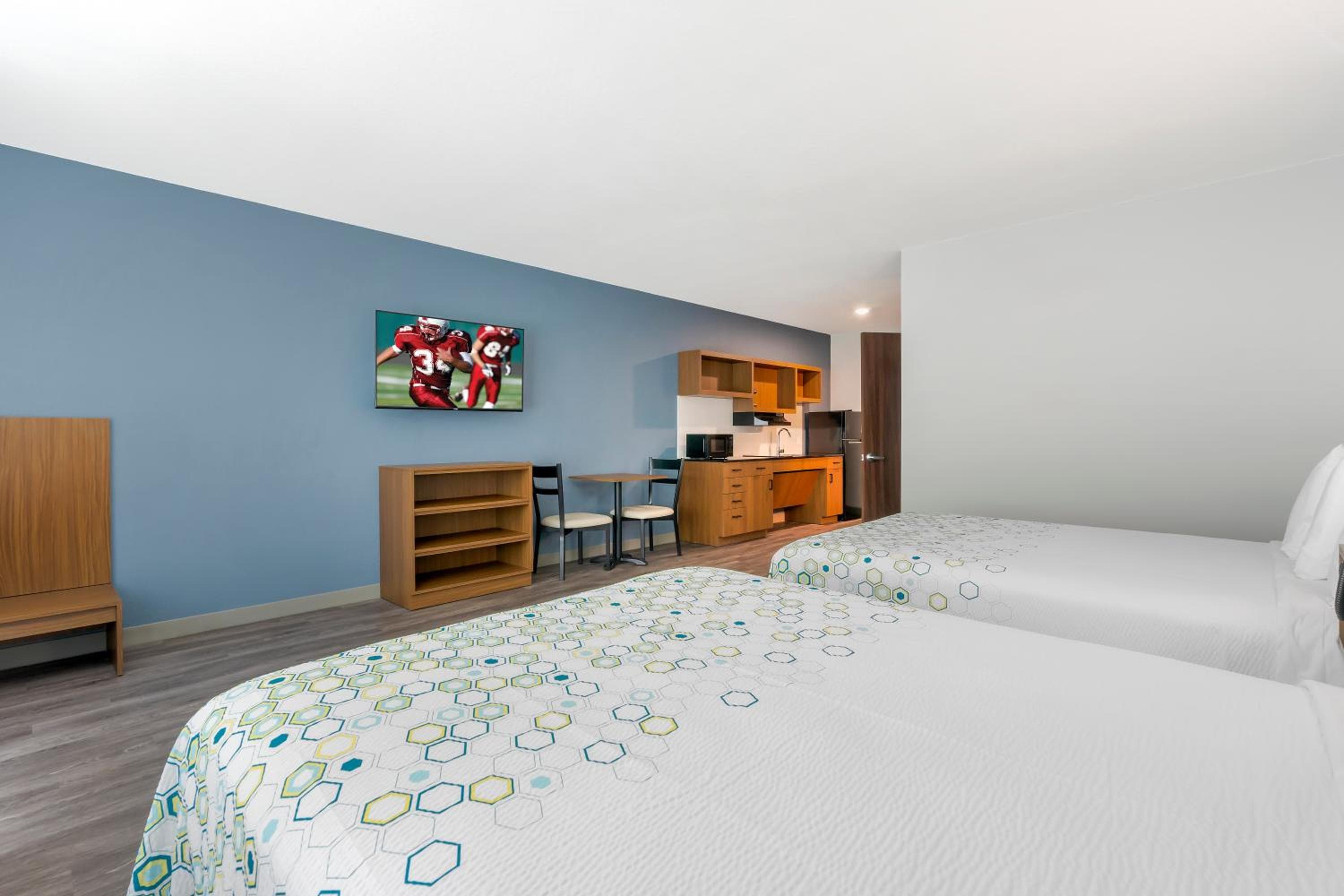HomeTowne Studios by Red Roof Tampa - Airport — 15