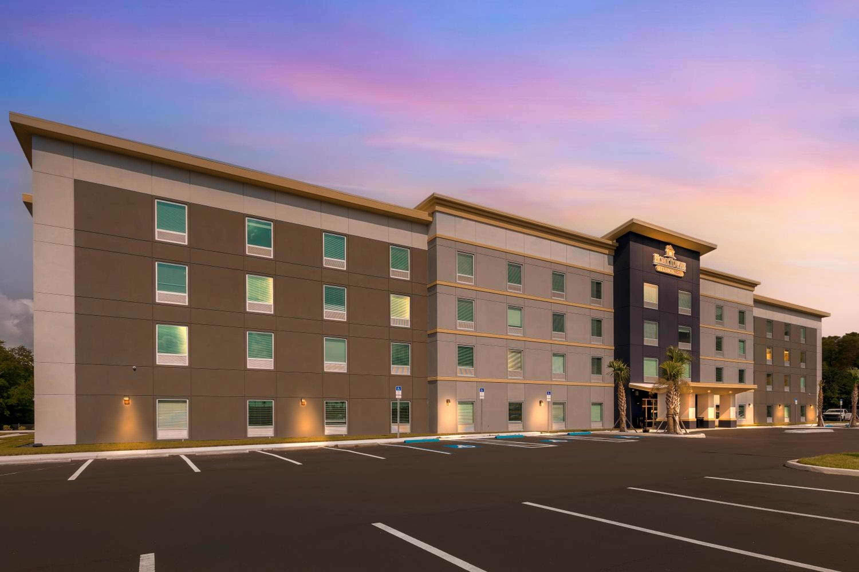 HomeTowne Studios by Red Roof Tampa - Airport — 2