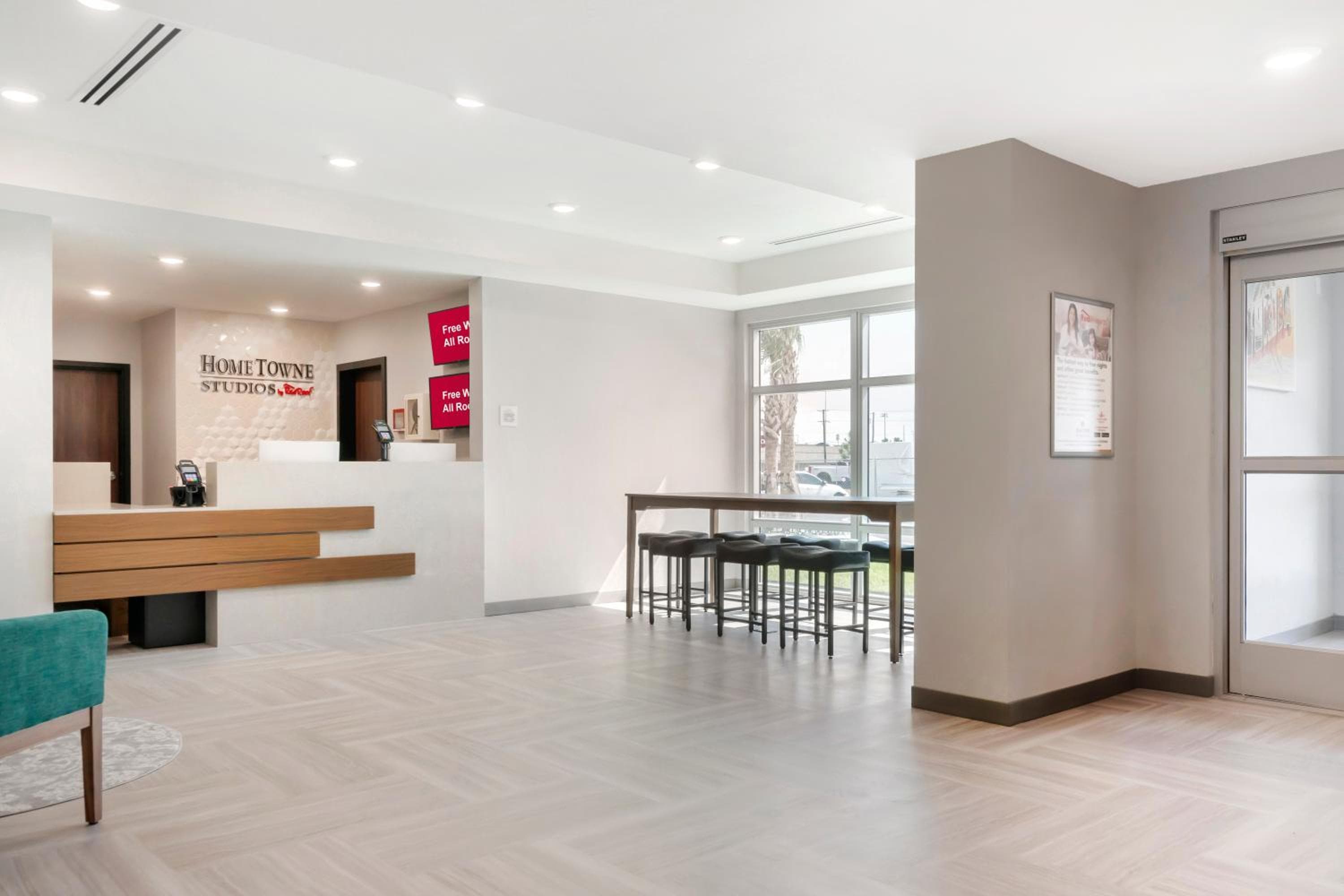 HomeTowne Studios by Red Roof Tampa - Airport — 10