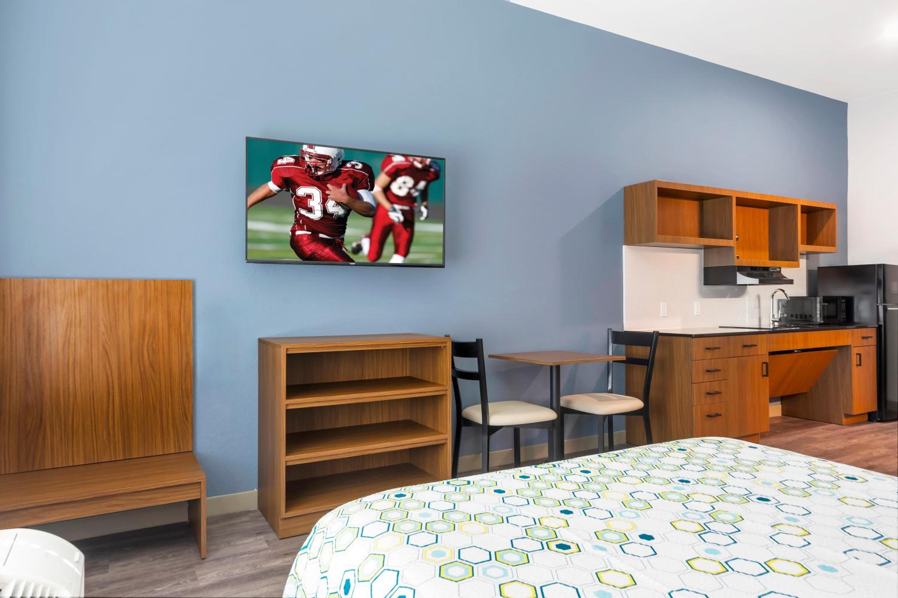 HomeTowne Studios by Red Roof Tampa - Airport — 19