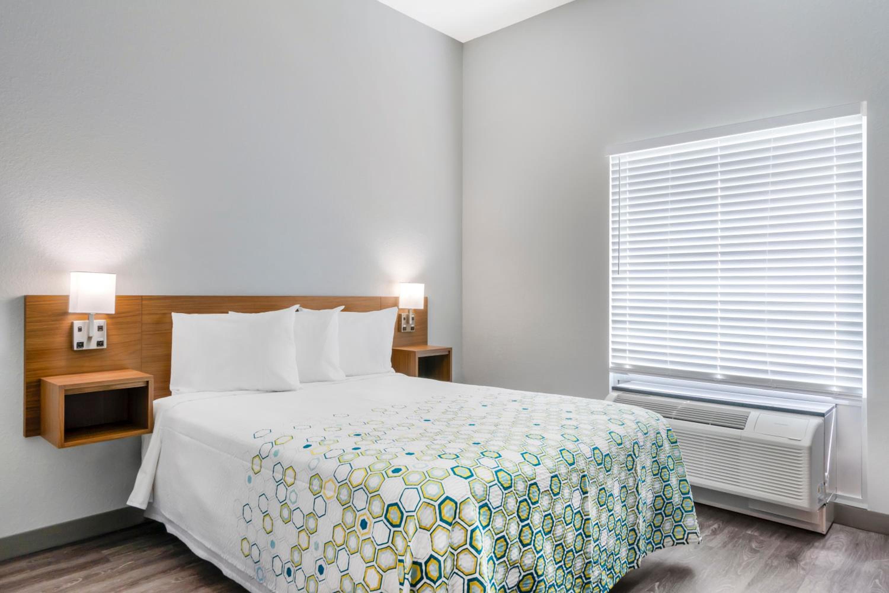 HomeTowne Studios by Red Roof Tampa - Airport — 18