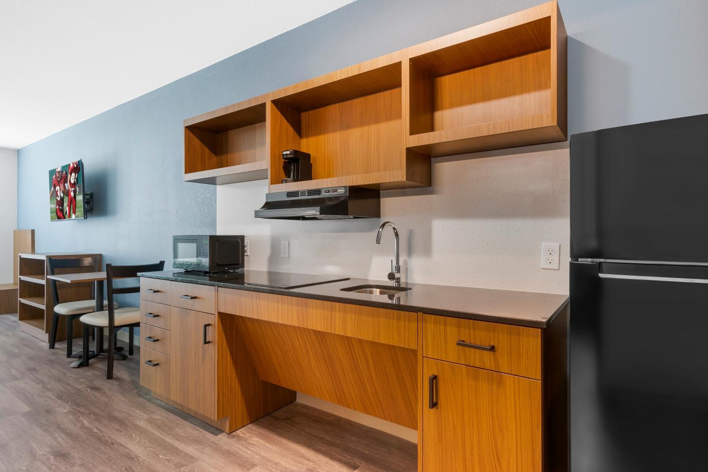 HomeTowne Studios by Red Roof Tampa - Airport — 6