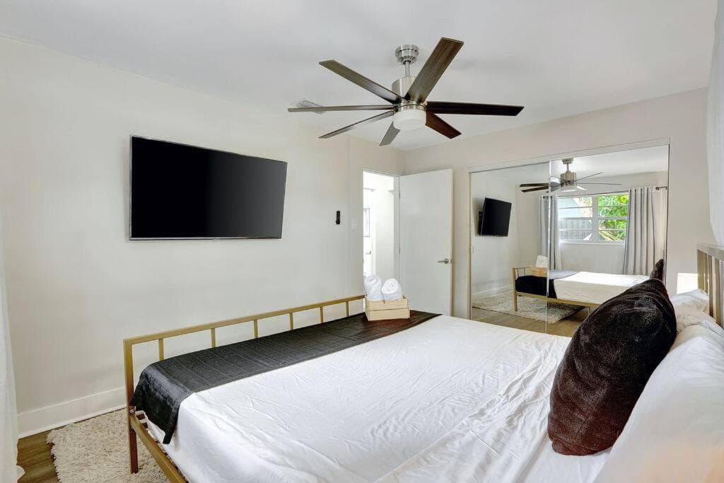 Fort Lauderdale Tropical Oasis Pool Retreat — 10