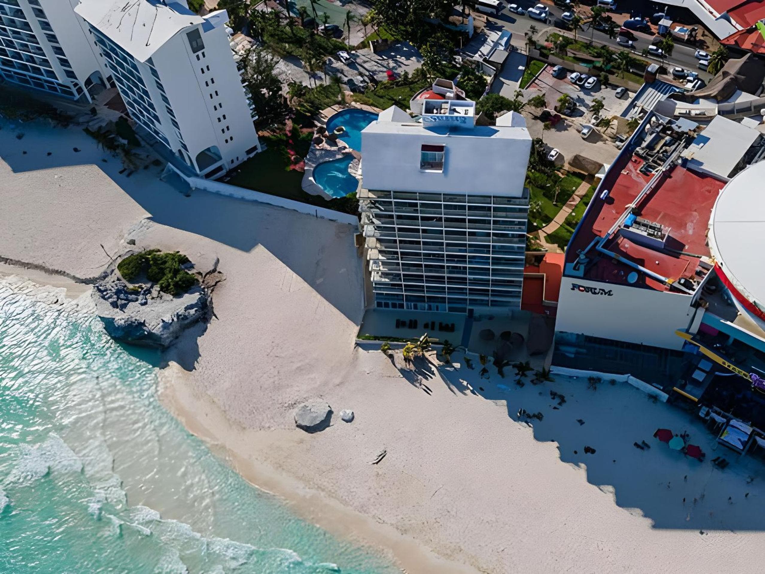 Paradise Beachfront & Nightlife Heart — 25