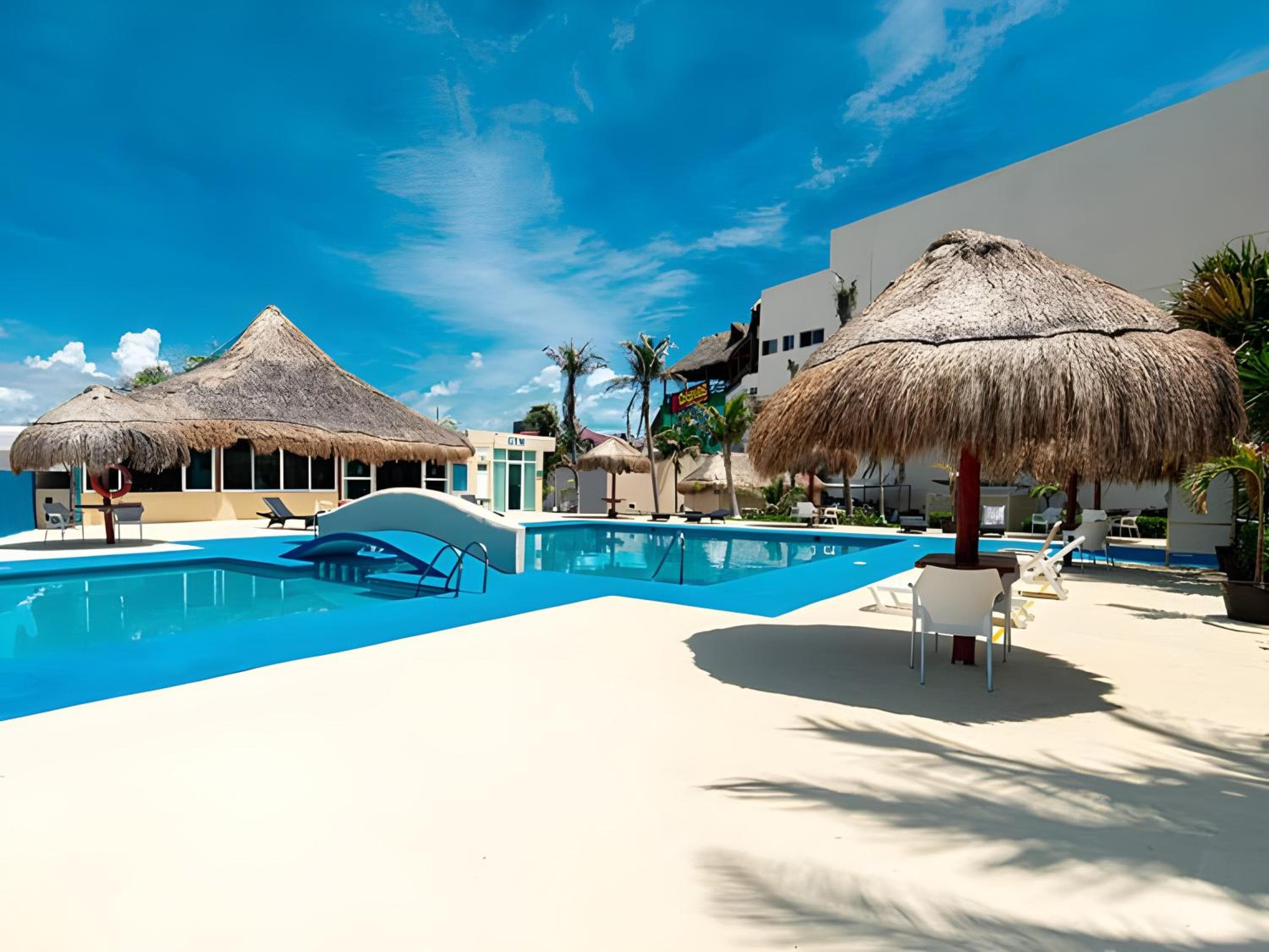 Paradise Beachfront & Nightlife Heart — 8