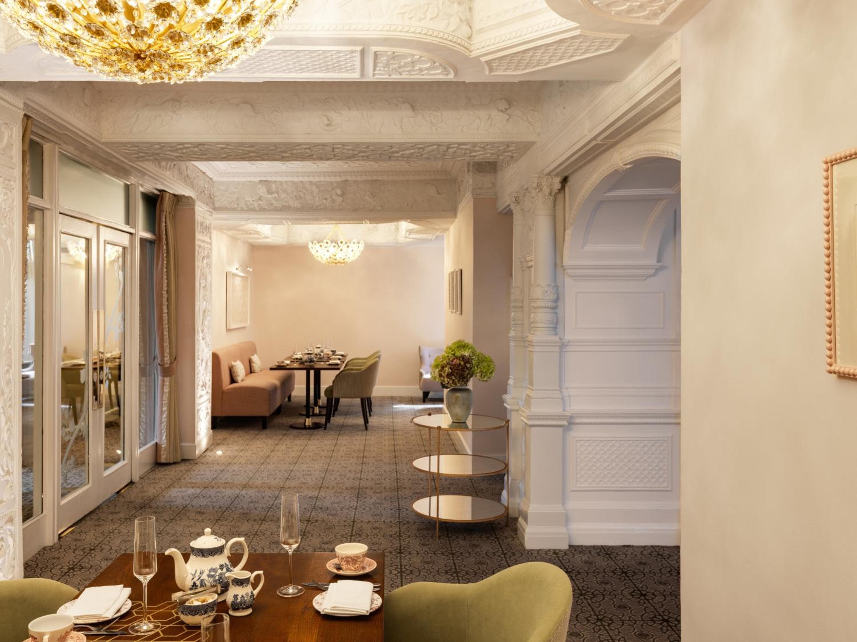 Hotel St. Ermin, Collezione di autografi — 23