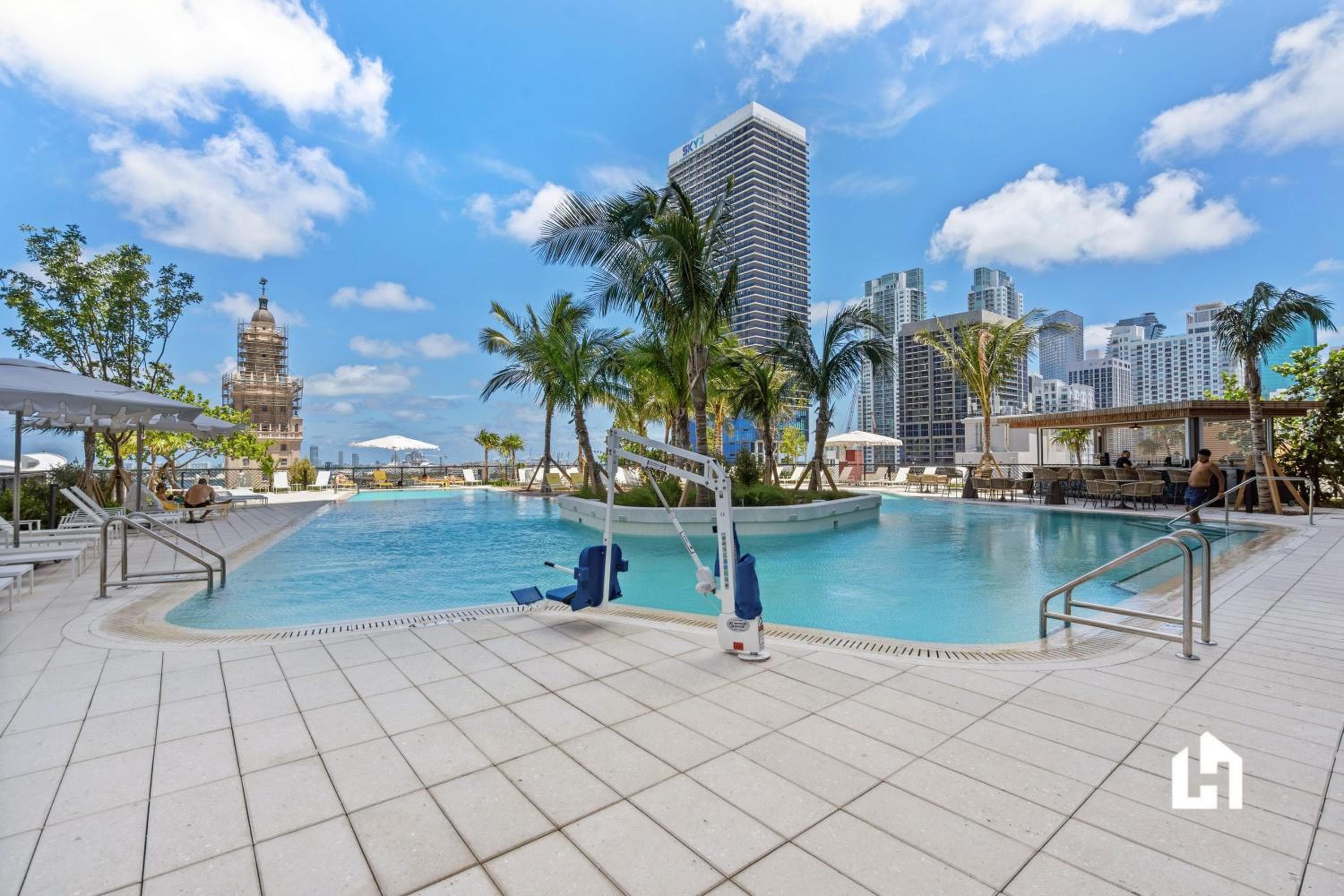 Stylish Apartments with Partial Ocean Views in Downtown! — 3