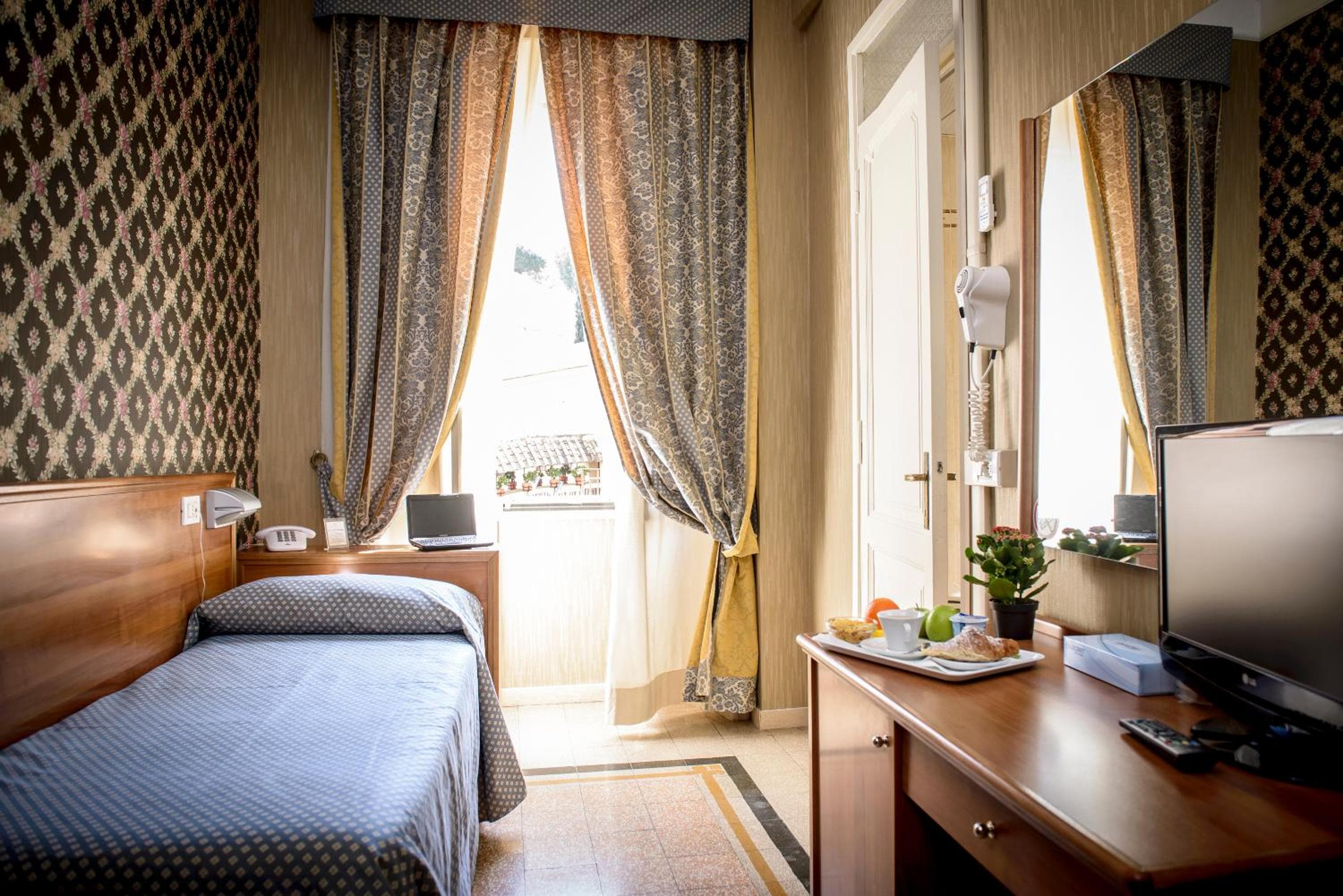 Hotel Emmaus — 21