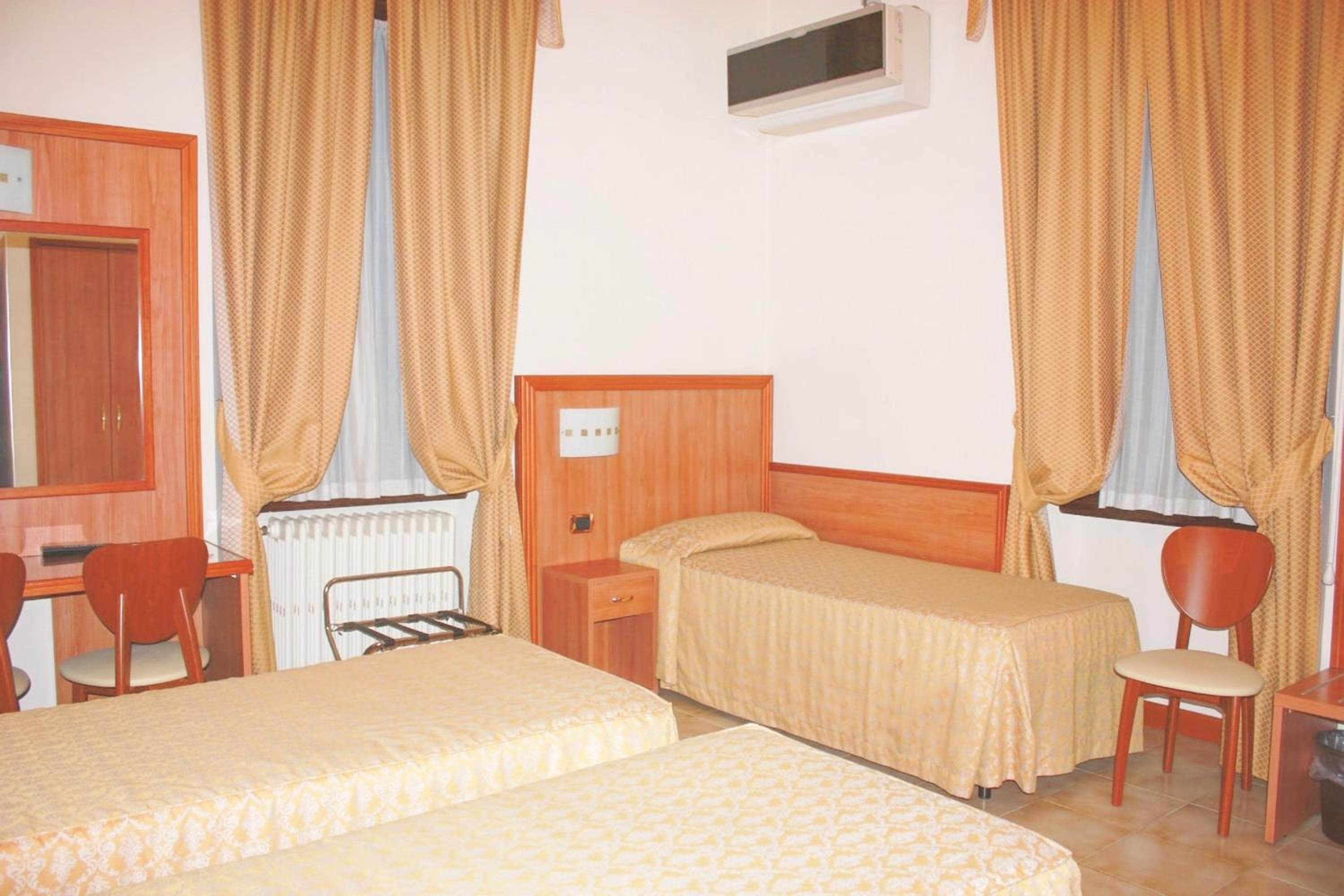 Pequeño hotel — 19