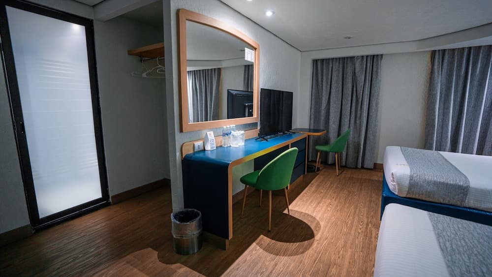Hotel Embassy — 12