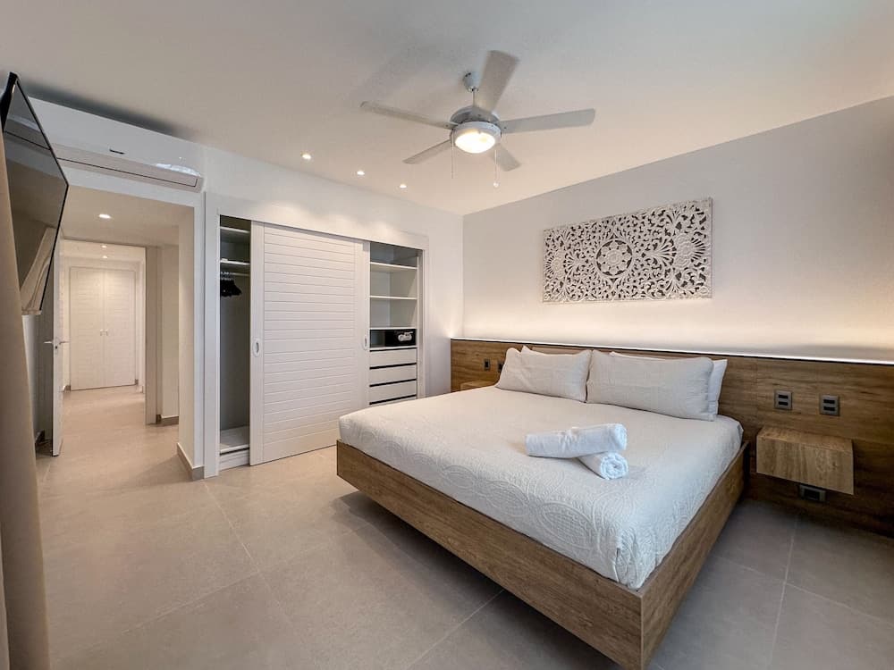 Incredibly Beautiful Condo Just Steps to the Beach — 20