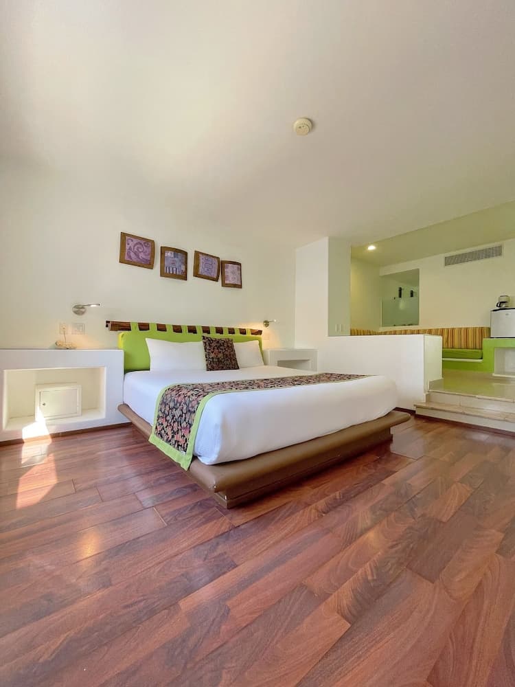 Seven Crown Express & Suites by Kavia — 7