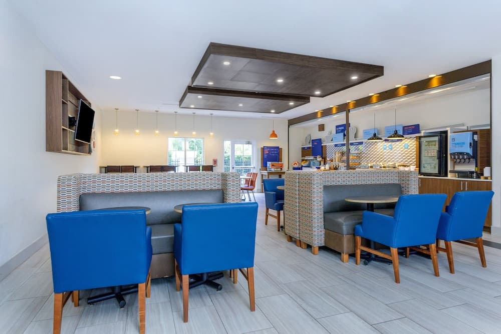 Holiday Inn Express Tampa N I-75 - University Area by IHG — 14