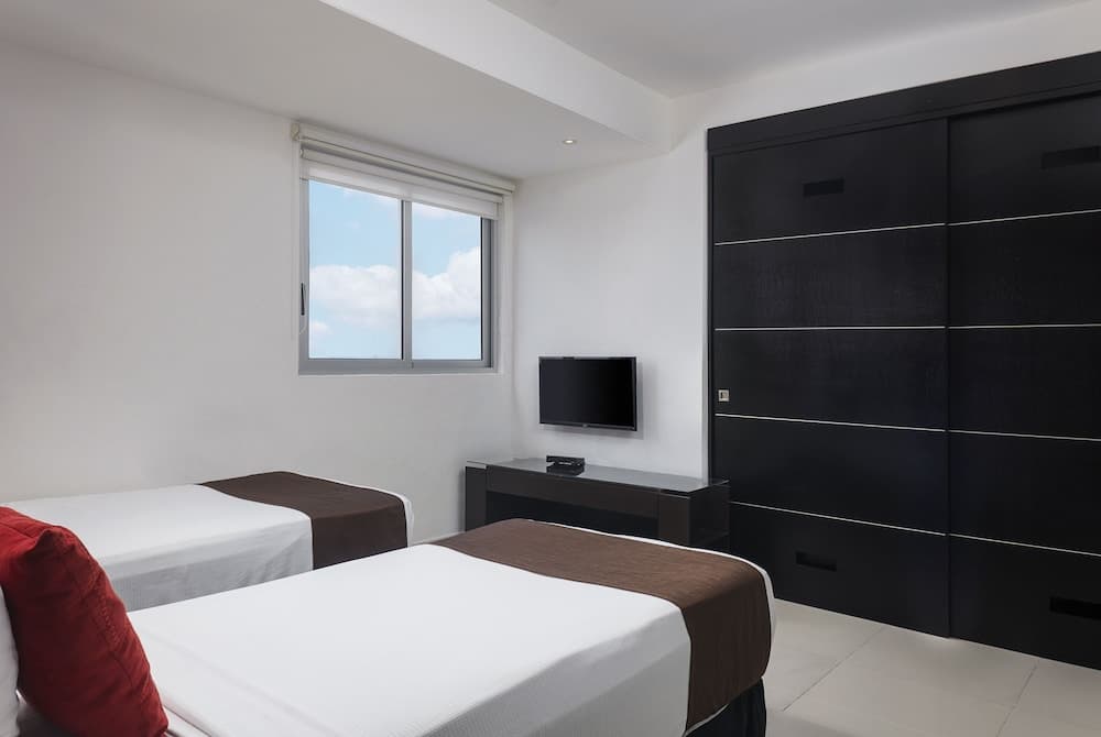 Suites Malecon Cancun — 8