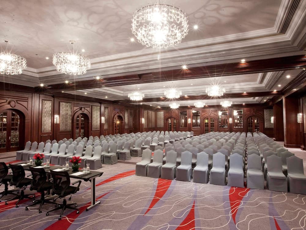 Mövenpick Hotel & Apartments Bur Dubai — 9