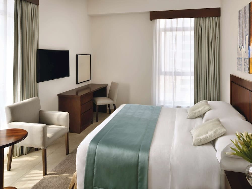 Mövenpick Hotel & Apartments Bur Dubai — 10