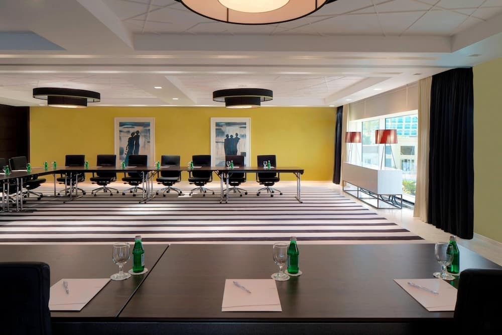 Le Meridien Dubai Hotel & Conference Centre — 18