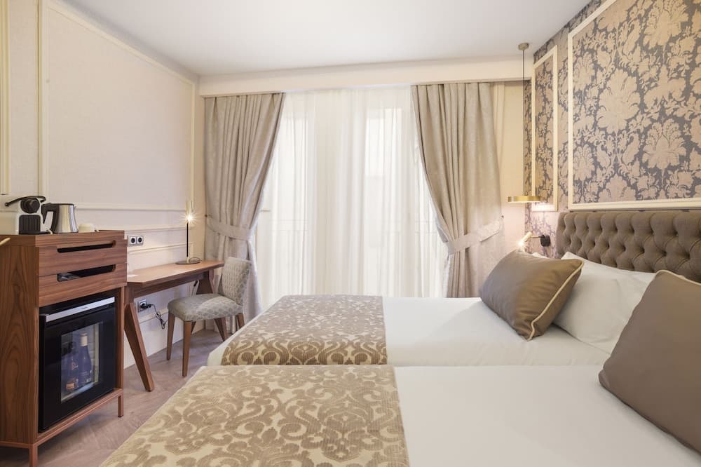 Catalonia Las Cortes Hotel — 28